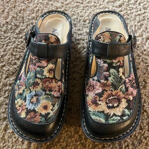 Floral Women’s shoes with Black Accents